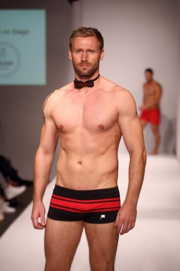 Christian Rauch, Gewinner von "Die Bachelorette" 2015 in Wonderlands Badehose auf der Berlin Fashion Week 2015 Christian Rauch, Gewinner von "Die Bachelorette" 2015 in Wonderland Badehose auf der Berlin Fashion Week 2015