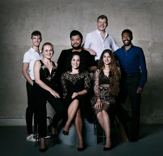 Das Ensemble des Internationalen Opernstudios der Staatsoper Stuttgart. Von links nach rechts: Christopher Sokolowski (Tenor), Carina Schmieger (Sopran), Alexandra Urquiola (Mezzosopran), Charles Sy (Tenor), Jasper Leever (Bassbariton), Claudia Muschio (Sopran) und Elliott Carlton Hines (Bariton). Copyright Matthias Baus.